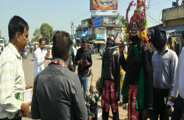 दलादिली चौक पर सड़क सुरक्षा अभियान, यमराज ने बताया हेलमेट का महत्व
