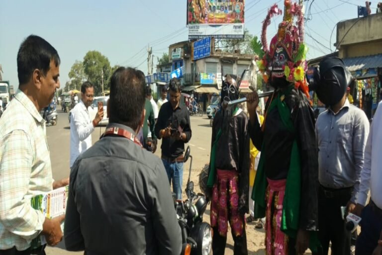 दलादिली चौक पर सड़क सुरक्षा अभियान, यमराज ने बताया हेलमेट का महत्व