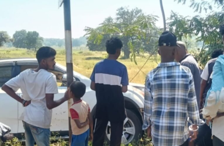 xuv-500-crashes-truck-simdega-kurdeg