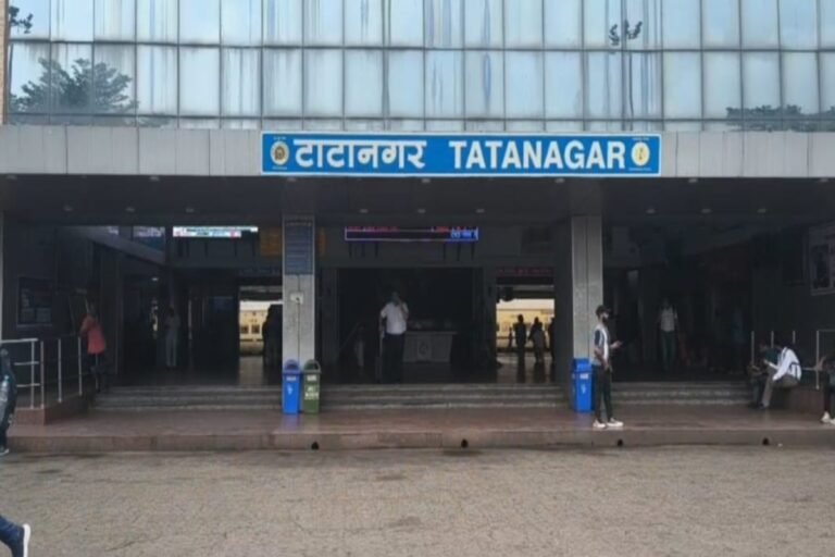 गीतांजलि एक्सप्रेस में यात्री की मौत, शव उतारने में 12 घंटे की देरी का आरोप
