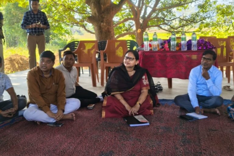 कोरकोटजोर पहुंचीं उपायुक्त कंचन सिंह, जमीन पर बैठकर सुनीं मलार समाज की समस्याएं, सादरी भाषा में ग्रामीणों से किया संवाद