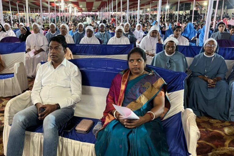 ढोरी माता के तीर्थस्थल पहुंचे विधायक भूषण बाड़ा और जोसिमा खाखा, श्रद्धालुओं ने किया स्वागत