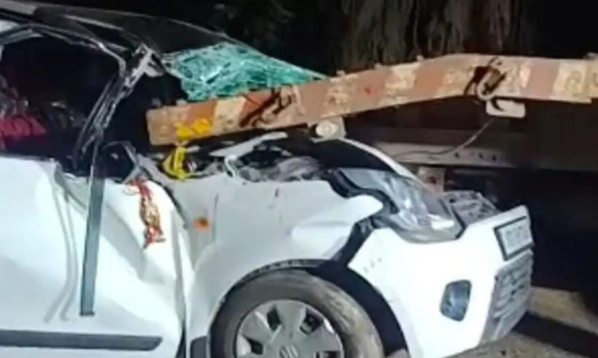 massive-road-accident-saria-car-trapped
