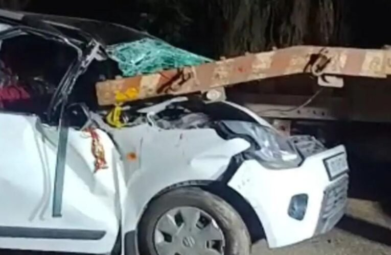 massive-road-accident-saria-car-trapped