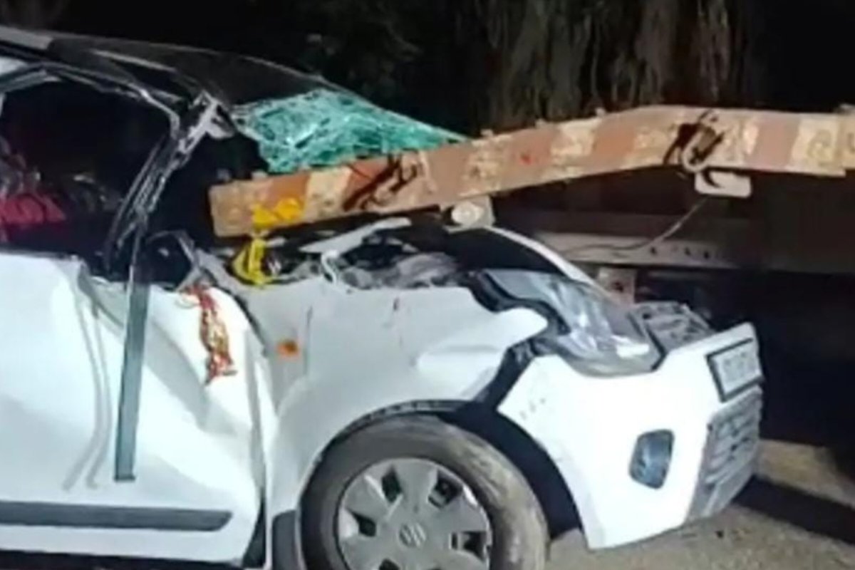 massive-road-accident-saria-car-trapped