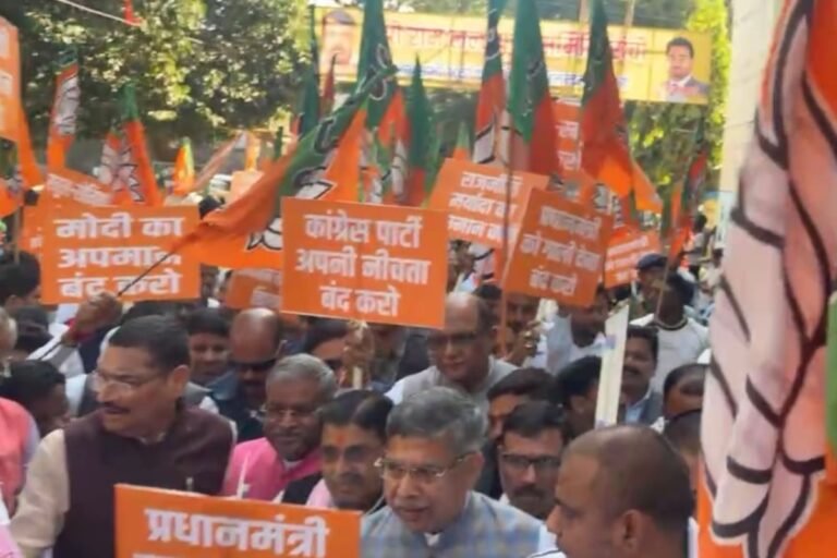 खड़गे की टिप्पणी के विरोध में भाजपा का कांग्रेस भवन पर प्रदर्शन, माफी की मांग
