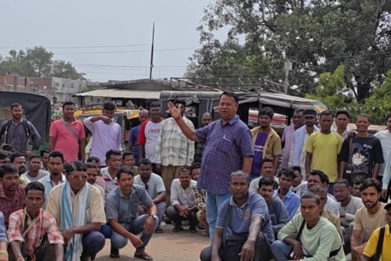 सिमडेगा टैक्सी स्टैंड की बदहाली पर ऑटो चालक संघ नाराज, आंदोलन की चेतावनी