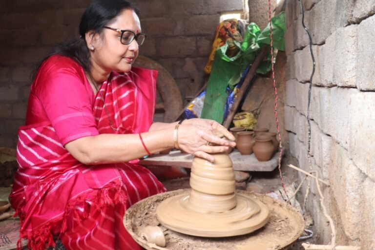 दीपावली की तैयारियों का जायजा लेने पहुंचीं डीसी कंचन सिंह, खुद बनाया मिट्टी का दीया