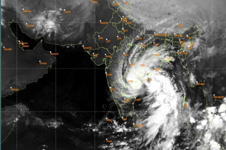चक्रवात ‘अर्णब’ आंध्र प्रदेश के तट के करीब, 150 किमी प्रति घंटे की रफ्तार से चल सकती हैं हवाएं, आंध्र प्रदेश और दक्षिण ओडिशा के तटीय इलाकों में रेड अलर्ट