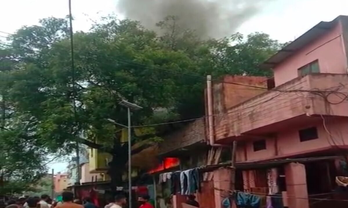 massive-fire-breaks-out-khaprail-house
