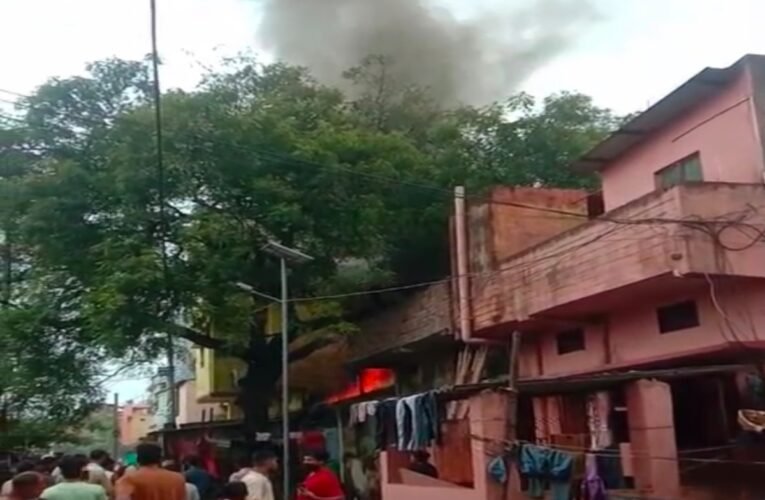 massive-fire-breaks-out-khaprail-house