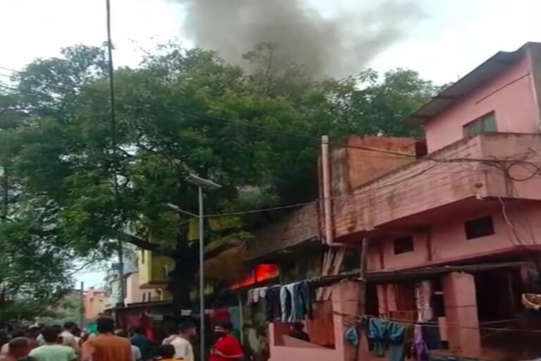 जमशेदपुर के केबुल बस्ती में खपरैल मकान में लगी भीषण आग, गृहस्थी का सामान जलकर राख