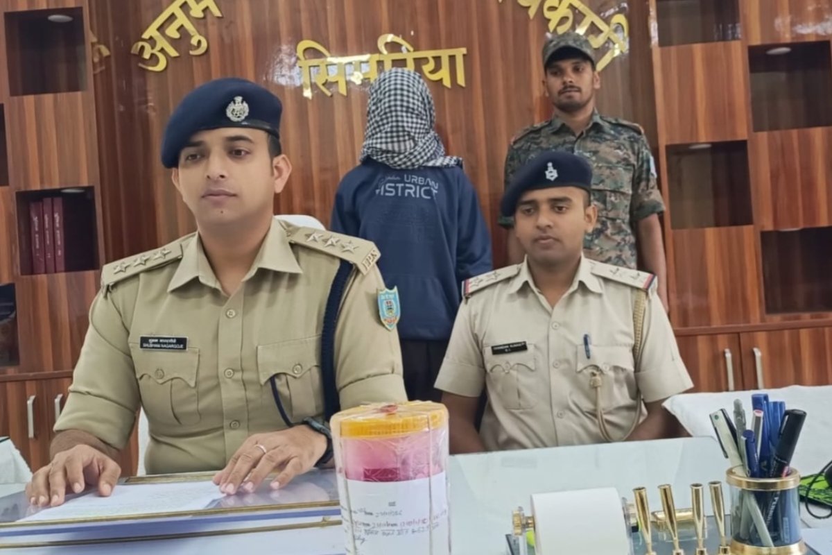 police-chatra-arrested-youth-600-grams