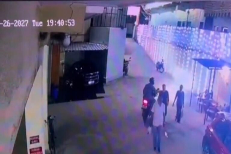 धनबाद में अपार्टमेंट के अंदर घुसकर महिला की सोने की चेन छीनी, CCTV में कैद हुई वारदात