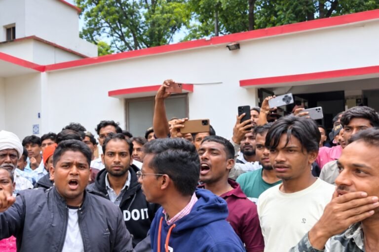 पलामू किला नाका हटाने के लिए 30 दिन का अल्टीमेटम, बेतला वन कार्यालय में तालाबंदी की चेतावनी