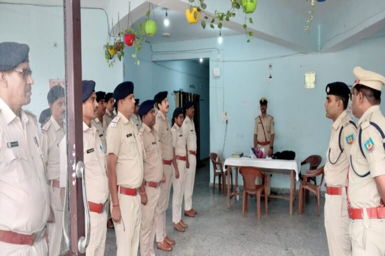 धनबाद थाना के वार्षिक निरीक्षण में सिटी एसपी सख्त, लंबित मामलों के निष्पादन का निर्देश