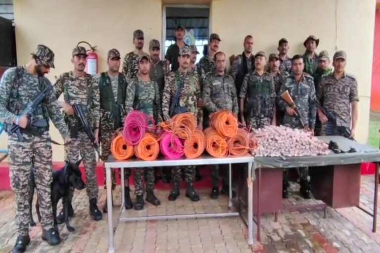 गिरिडीह में पुलिस-CRPF का सर्च ऑपरेशन, पारसनाथ के जंगल से भारी मात्रा में विस्फोटक बरामद