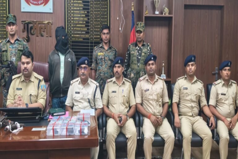 गुमला में बड़ी वारदात की साजिश नाकाम? AK-56 और कार्बाइन समेत हथियारों का जखीरा बरामद