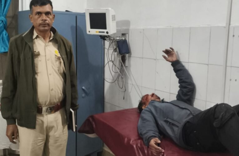 सड़क हादसे में गंभीर रूप से घायल व्यक्ति को पुलिस ने पहुंचाया अस्पताल, रिम्स रेफर
