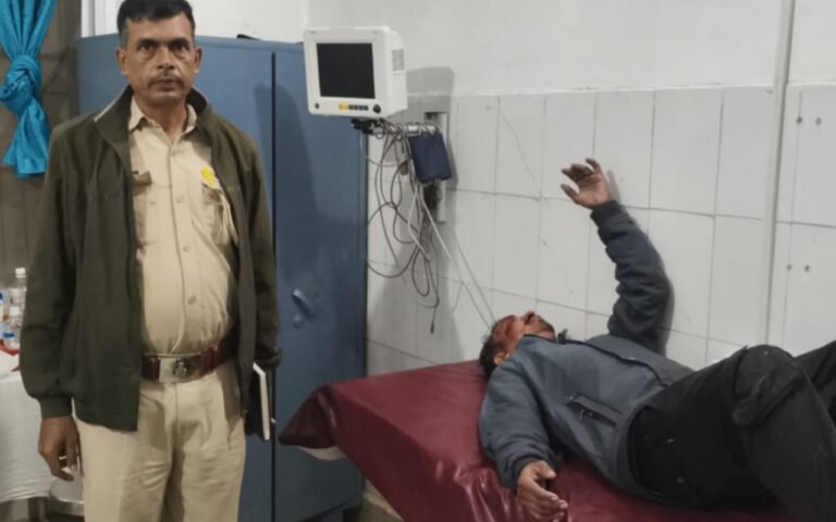 सड़क हादसे में गंभीर रूप से घायल व्यक्ति को पुलिस ने पहुंचाया अस्पताल, रिम्स रेफर