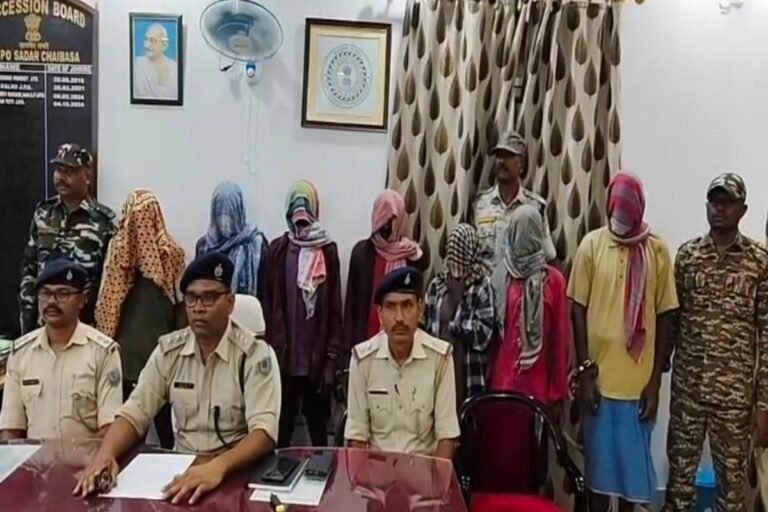 चाईबासा : मां-बेटी की हत्या के मामले में बेटे समेत सात गिरफ्तार, गुफा से मिले जले हुए शवों के अवशेष