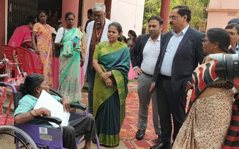 गुमला में दिव्यांगजनों के लिए लगा चलंत न्यायालय, प्रमाण पत्र और सहायक उपकरण बांटे गए