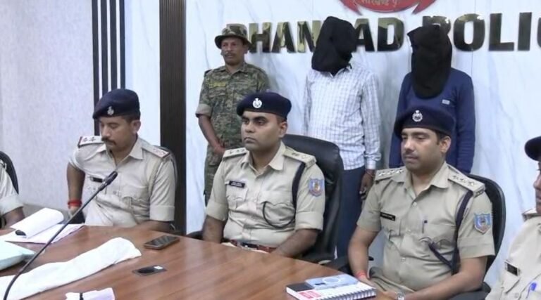 धनबाद में दौलतराम महतो हत्याकांड का खुलासा, दो आरोपी गिरफ्तार; तलवार, खून लगा शर्ट और बाइक बरामद